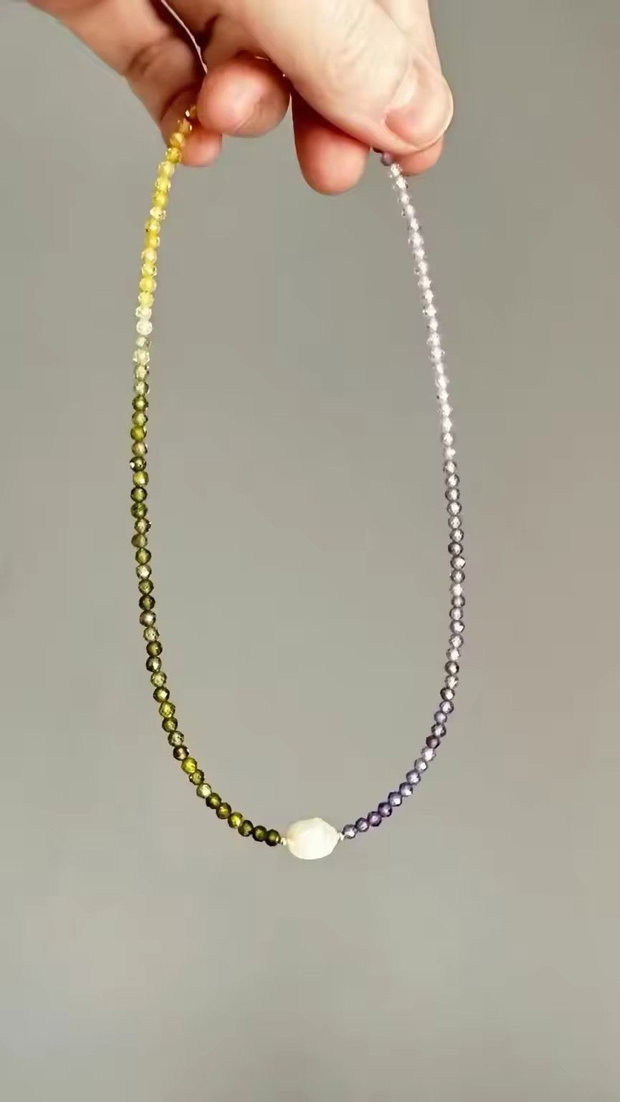 Colier delicat cu perlă de cultură și zirconiu cubic fațetat verde-oliv & lila, lanț auriu, 45 cm