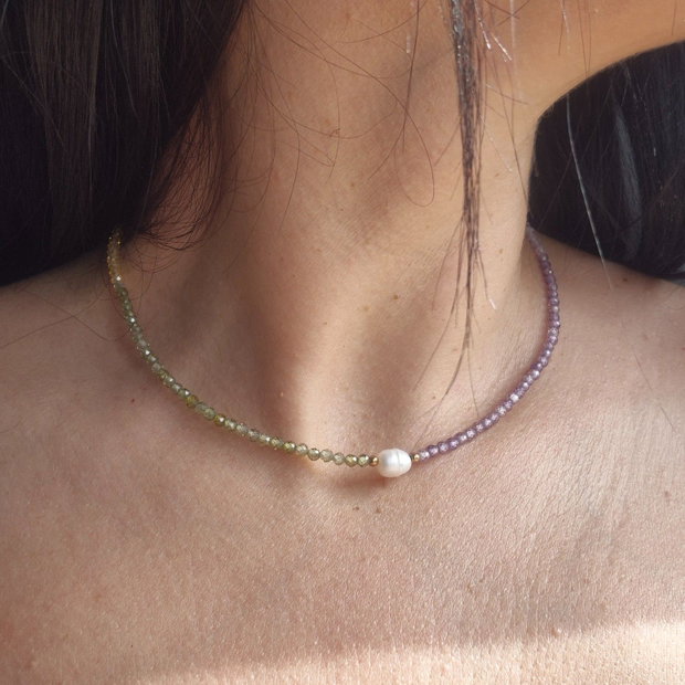 Colier delicat cu perlă de cultură și zirconiu cubic fațetat verde-oliv & lila, lanț auriu, 45 cm