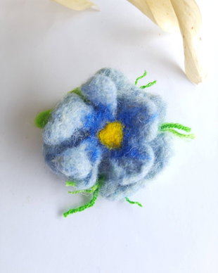 Broșă floare albastra împâslită manual  accesoriu handmade