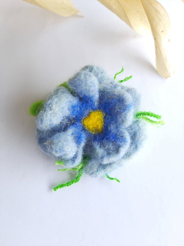 Broșă floare albastra împâslită manual accesoriu handmade
