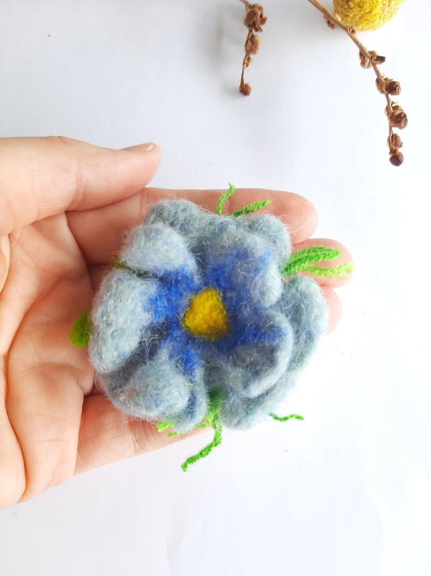 Broșă floare albastra împâslită manual accesoriu handmade