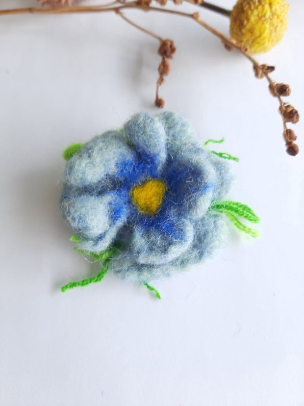 Broșă floare albastra împâslită manual accesoriu handmade