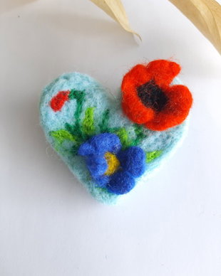 Broșă inimă cu 3 flori  handmade din lână împâslită