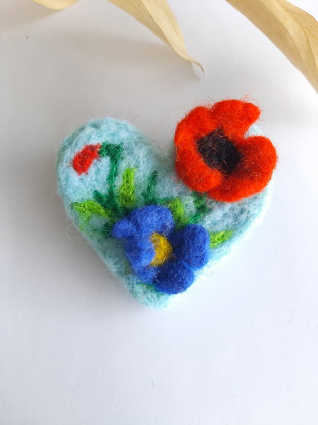 Broșă inimă cu 3 flori handmade din lână împâslită