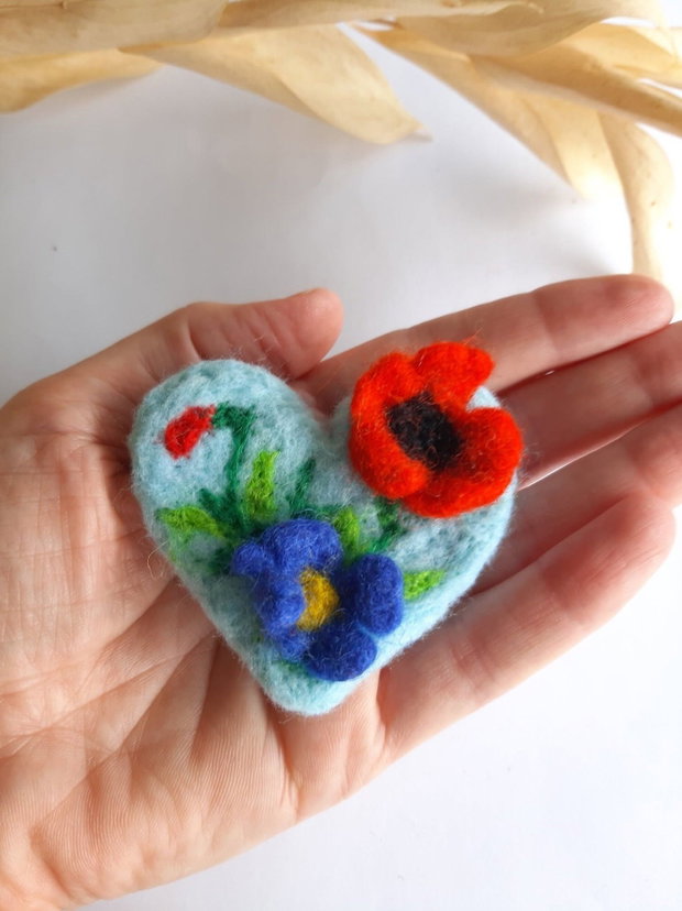 Broșă inimă cu 3 flori handmade din lână împâslită