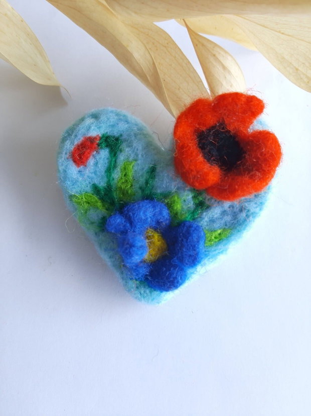 Broșă inimă cu 3 flori handmade din lână împâslită