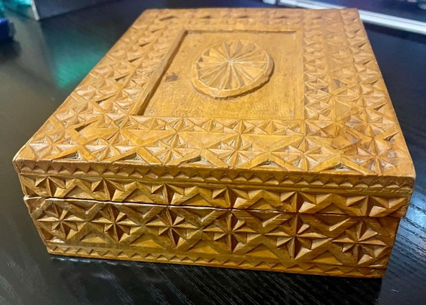Casetă bijuterii vintage din lemn masiv sculptat manual Moștenire de familie, detalii inedite