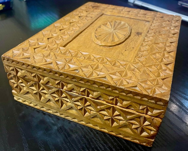 Casetă bijuterii vintage din lemn masiv sculptat manual Moștenire de familie, detalii inedite