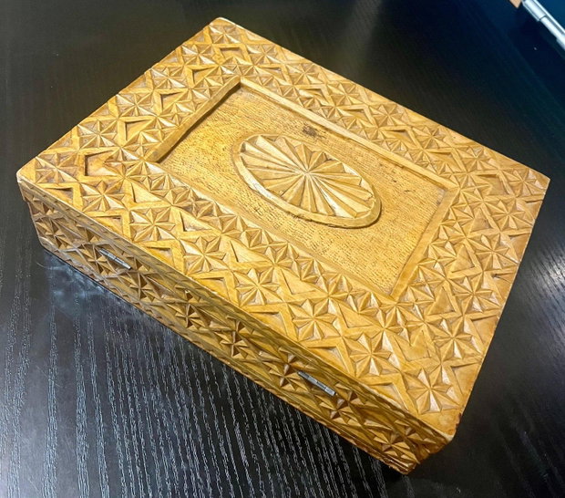 Casetă bijuterii vintage din lemn masiv sculptat manual Moștenire de familie, detalii inedite