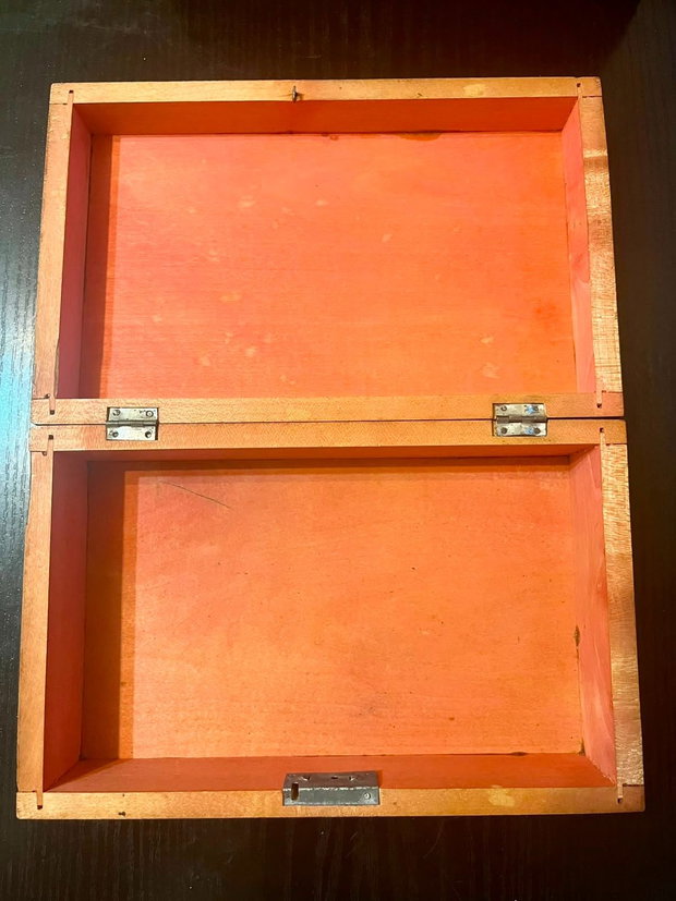 Casetă bijuterii vintage din lemn sculptat manual Model tradițional (24x15x7 cm)