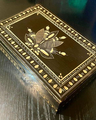 Casetă bijuterii vintage din lemn sculptat manual  Model tradițional (24x15x7 cm)