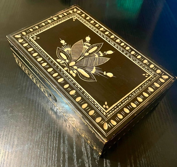 Casetă bijuterii vintage din lemn sculptat manual Model tradițional (24x15x7 cm)