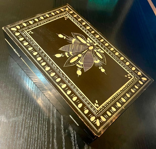 Casetă bijuterii vintage din lemn sculptat manual Model tradițional (24x15x7 cm)