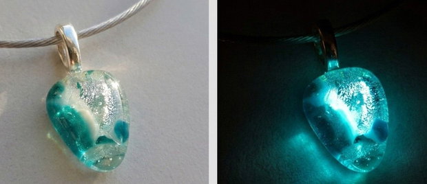 Pandantiv unicat, triunghiular, din sticla fuzionata fosforescenta, melanj transparent si verde
