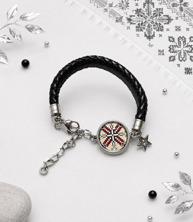 Bratara snur piele si cabochon motive traditionale