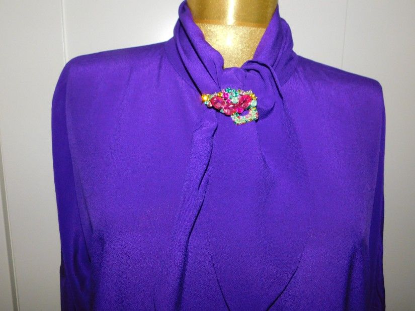 Bluza noua, etichete atasate, masura S , superba, brosa noua cadou