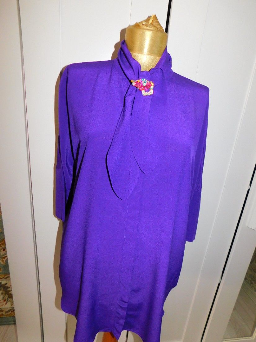 Bluza noua, etichete atasate, masura S , superba, brosa noua cadou