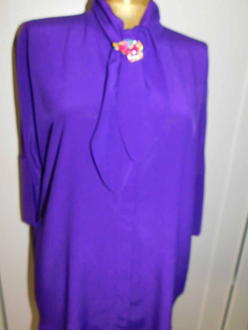 Bluza noua, etichete atasate, masura S , superba, brosa noua cadou