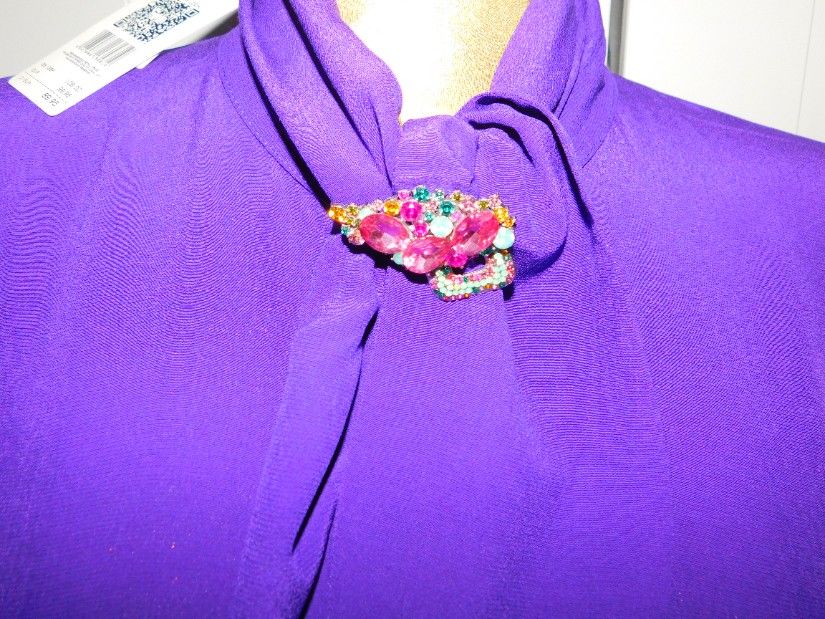 Bluza noua, etichete atasate, masura S , superba, brosa noua cadou