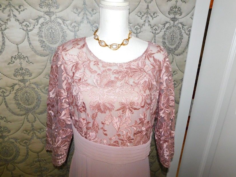 Tinuta de seara, rochie lunga, dantela , captusita , masura 44