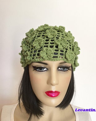 Căciuliță croșetată damă cu flori 3D, bumbac și acril, handmade, mărime universală, culoare la alegere. LA COMANDA