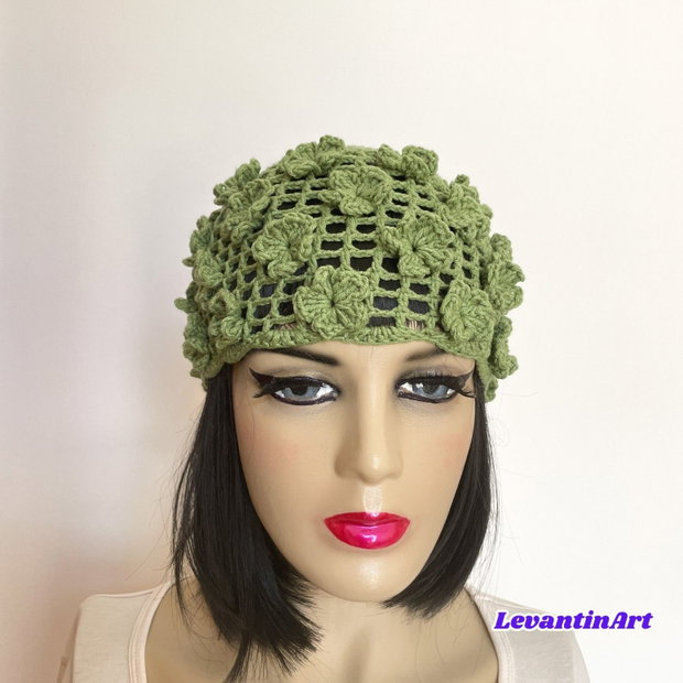 Căciuliță croșetată damă cu flori 3D, bumbac și acril, handmade, mărime universală, culoare la alegere. LA COMANDA