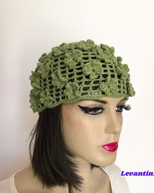 Căciuliță croșetată damă cu flori 3D, bumbac și acril, handmade, mărime universală, culoare la alegere. LA COMANDĂ
