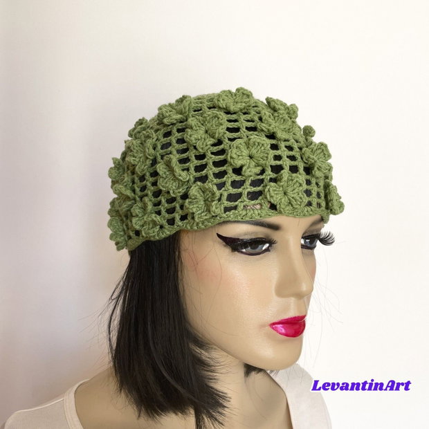 Căciuliță croșetată damă cu flori 3D, bumbac și acril, handmade, mărime universală, culoare la alegere. LA COMANDA