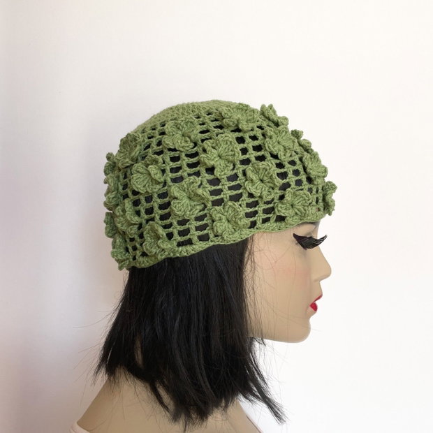 Căciuliță croșetată damă cu flori 3D, bumbac și acril, handmade, mărime universală, culoare la alegere. LA COMANDA
