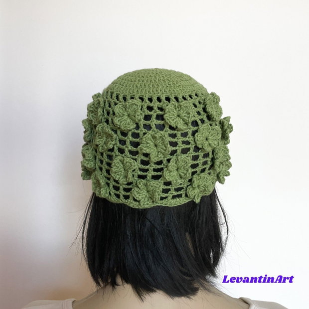 Căciuliță croșetată damă cu flori 3D, bumbac și acril, handmade, mărime universală, culoare la alegere. LA COMANDA