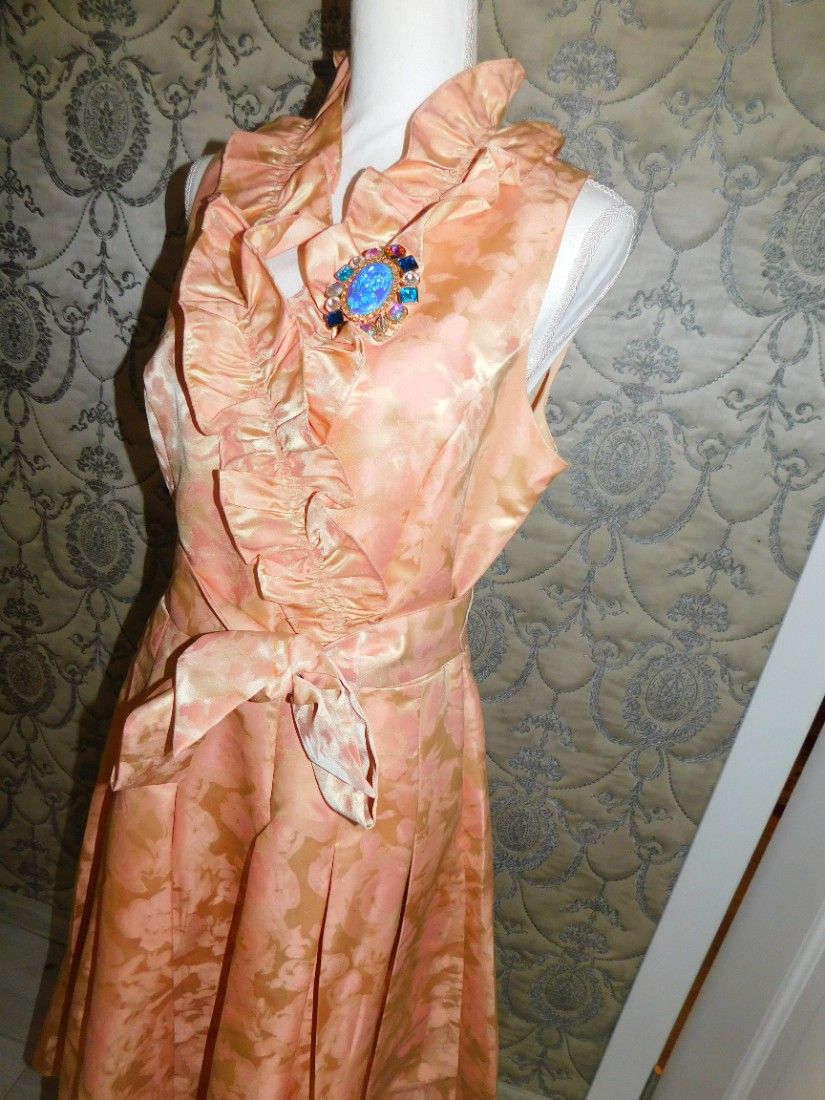 Rochie spectaculoasa UK, model retro , material brocart , brosa noua cadou