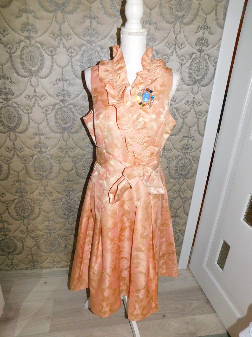 Rochie spectaculoasa UK, model retro , material brocart , brosa noua cadou