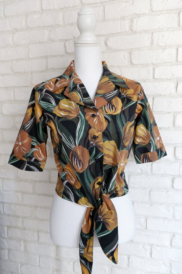 Camasa Crop cu Nod Neagra cu Flori