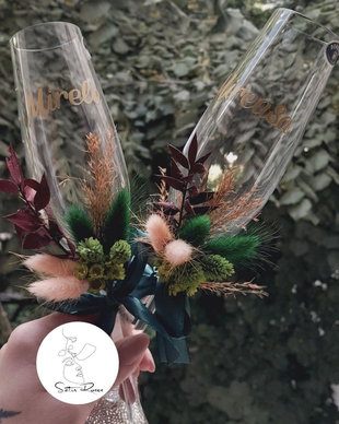 Pahare personalizate  decorate manual cu flori criogenate și plante uscate