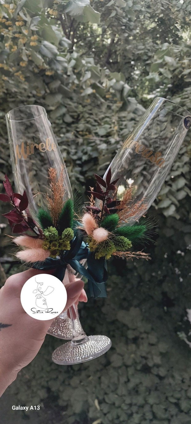 Pahare personalizate decorate manual cu flori criogenate și plante uscate
