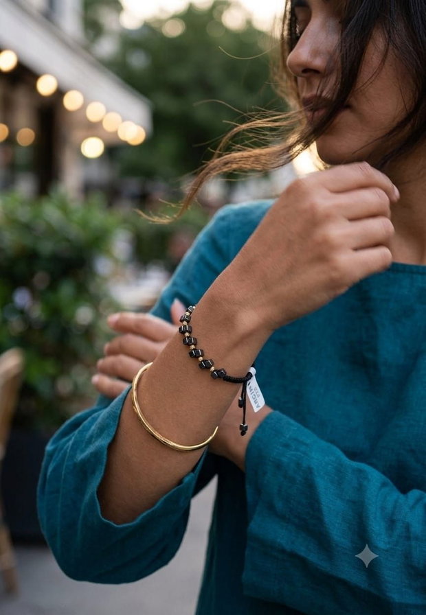 Brățară deosebită, unisex, realizată cu pietre semiprețioase de Hematit cub 4mm și biluțe argint 925 de 2,5mm placate cu aur 14K.