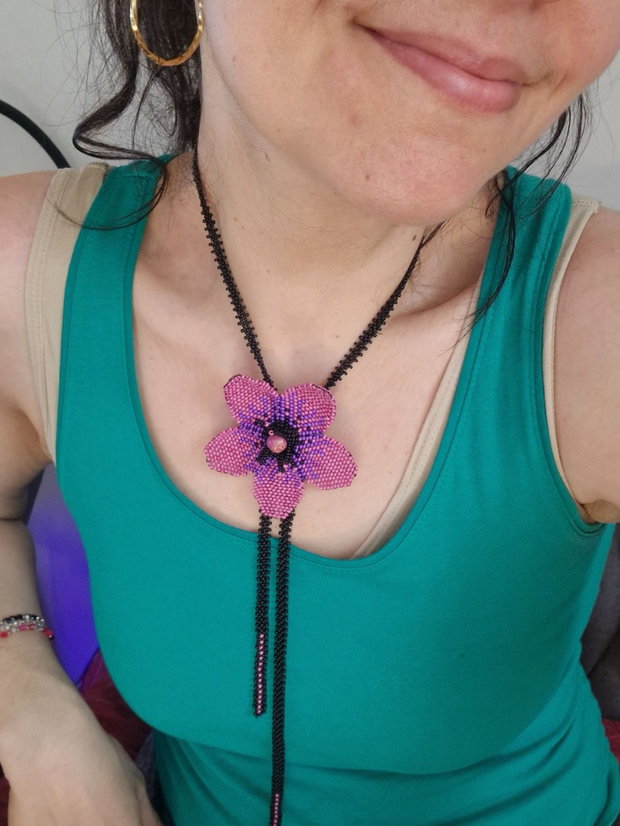 Coliere handmade cu maci din mărgele Preciosa