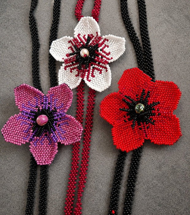 Coliere handmade cu maci din mărgele Preciosa