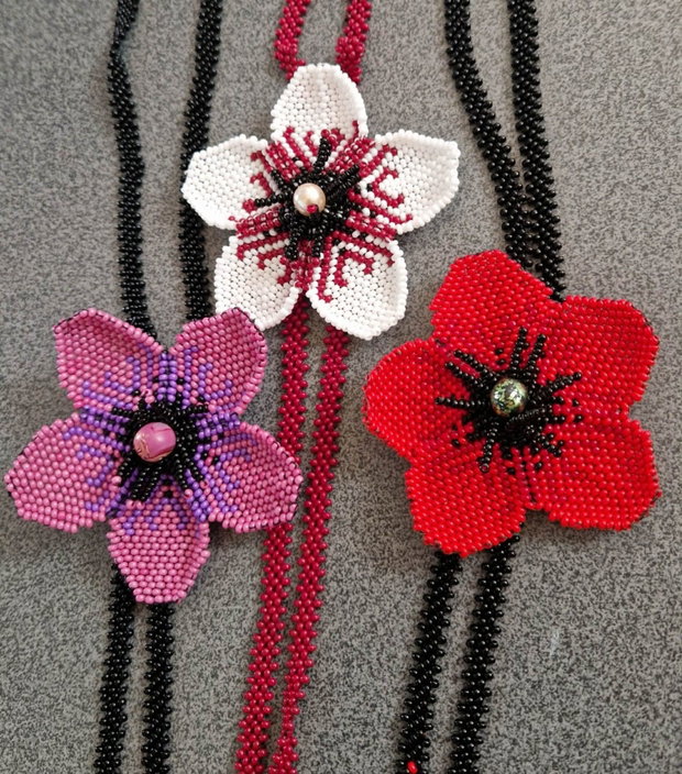 Coliere handmade cu maci din mărgele Preciosa