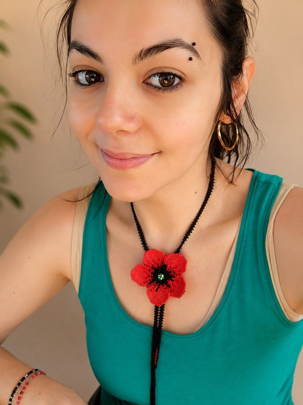 Coliere handmade cu maci din mărgele Preciosa