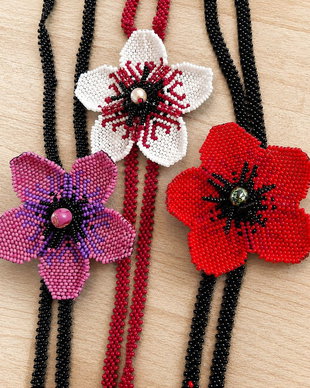 Coliere handmade cu maci din mărgele Preciosa