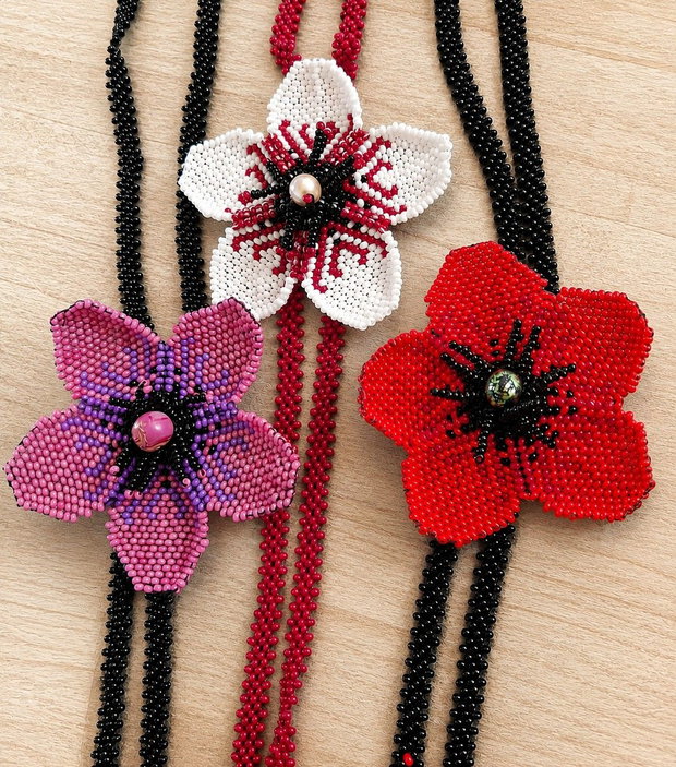 Coliere handmade cu maci din mărgele Preciosa