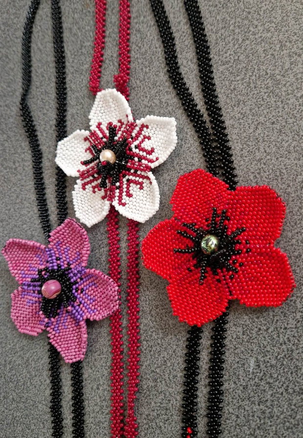 Coliere handmade cu maci din mărgele Preciosa