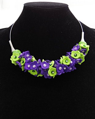 Colier handmade statement cu flori mov si verzi - Eleganță Florală (cod1464)