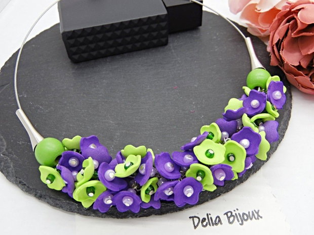 Colier handmade statement cu flori mov si verzi - Eleganță Florală (cod1464)