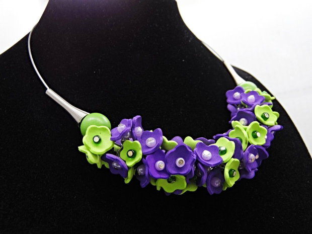 Colier handmade statement cu flori mov si verzi - Eleganță Florală (cod1464)