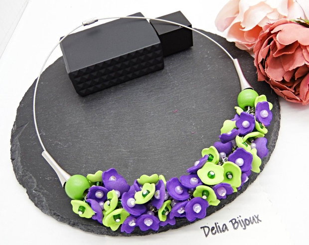 Colier handmade statement cu flori mov si verzi - Eleganță Florală (cod1464)