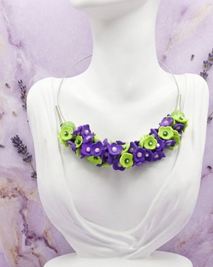 Colier handmade statement cu flori mov si verzi - Eleganță Florală (cod1464)