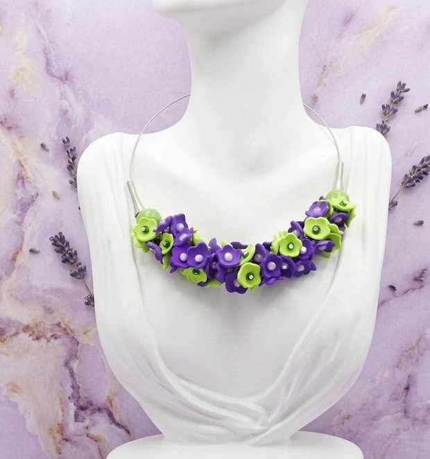 Colier handmade statement cu flori mov si verzi - Eleganță Florală (cod1464)