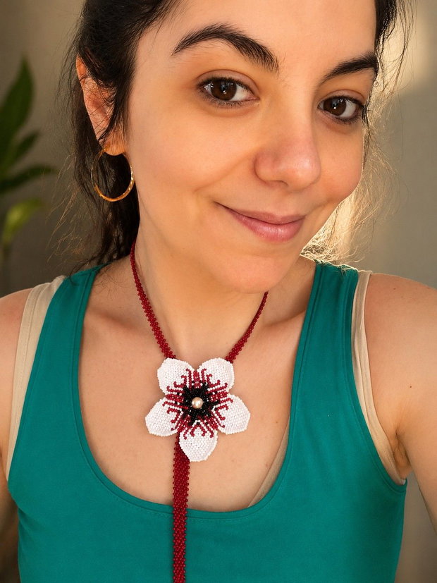 Coliere handmade cu maci din mărgele Preciosa